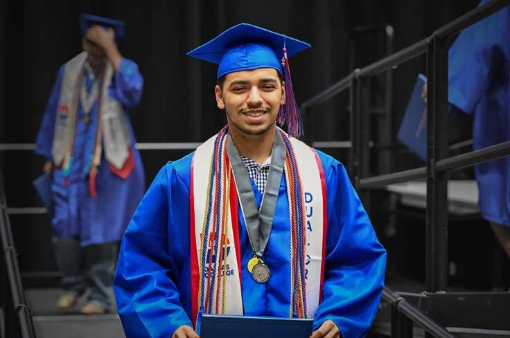 Graduate wearing Dallas College Dual Credit stole