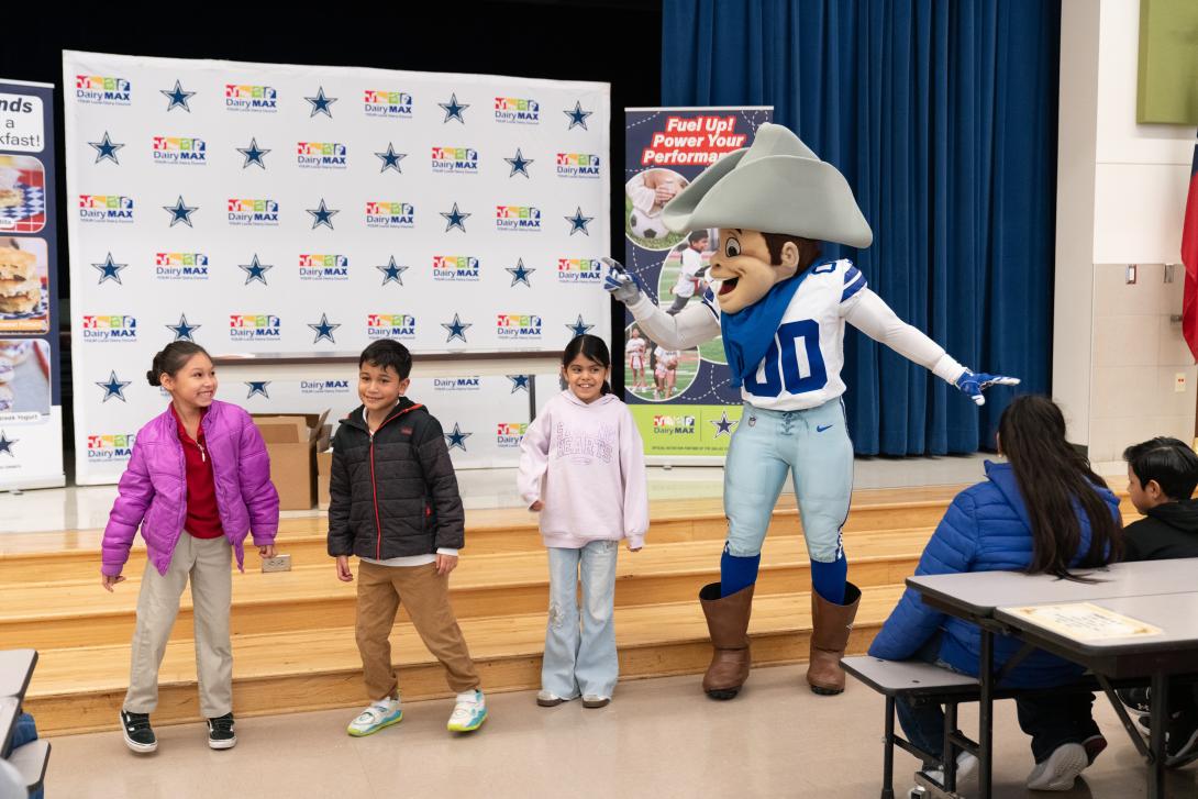 Dallas Cowboys mascot dances with students